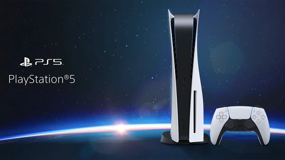 Consola PlayStation 5 junto a su mando DualSense sobre fondo oscuro