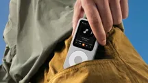 Reproductor portátil Fosi Audio DAP Neo guardado en el bolsillo de un pantalón