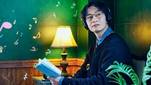 Persona con auriculares y gafas sosteniendo un libro junto a notas musicales