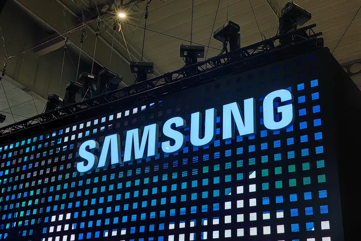 Rótulo luminoso de Samsung sobre una gran pantalla LED en un evento tecnológico