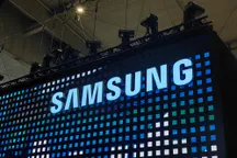 Rótulo luminoso de Samsung sobre una gran pantalla LED en un evento tecnológico