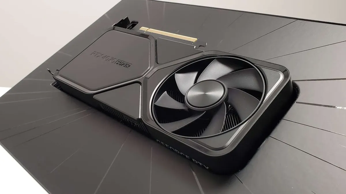 Tarjeta gráfica Nvidia RTX 4070 Super Founders Edition sobre un fondo oscuro