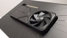 Tarjeta gráfica Nvidia RTX 4070 Super Founders Edition sobre un fondo oscuro