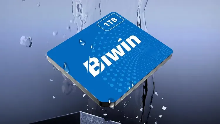 Blue Biwin CL100 Mini module with the brand name and capacity label, surrounded by water splashes