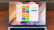 La aplicación Shortcuts de Apple abierta sobre el escritorio de un MacBook
