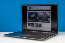 Portátil Dell Pro 5 16 en color gris magnetita visto en ángulo