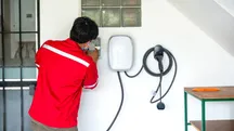 Un técnico instala un cargador de nivel 2 en una vivienda