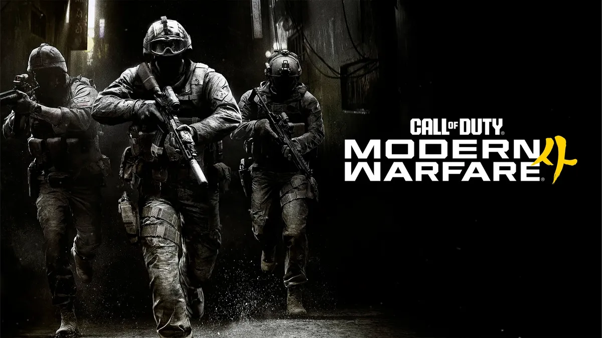 Tres soldados de Call of Duty: Modern Warfare 4 avanzan por una calle en penumbra junto al logotipo del juego