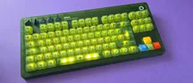 Teclado mecánico 8BitDo Retro 87 edición Xbox en verde translúcido sobre una mesa