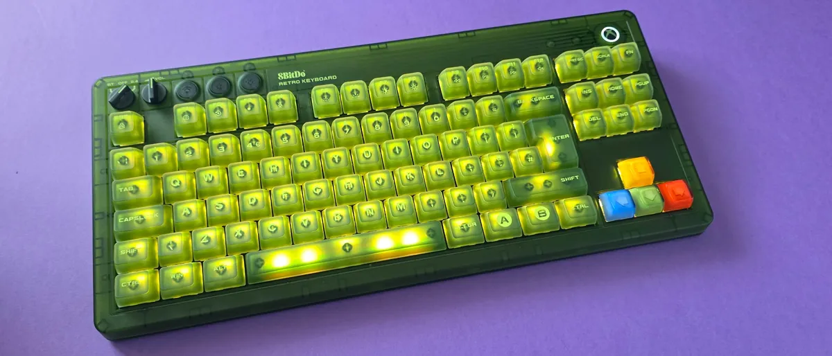 Teclado mecánico 8BitDo Retro 87 edición Xbox en verde translúcido sobre una mesa