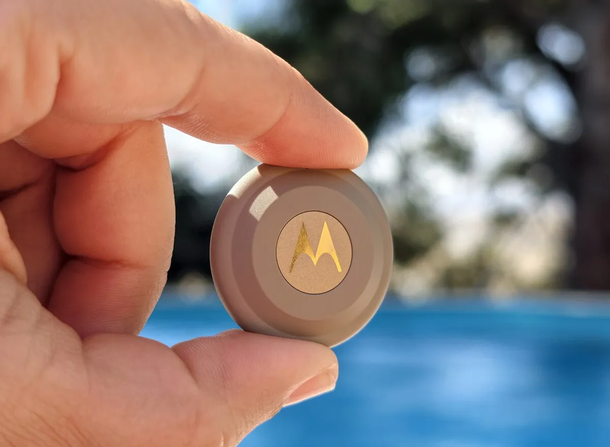 Localizador Motorola Moto Tag 2 sobre una superficie clara