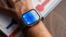 Huawei Watch D3 colocado en una muñeca con la esfera AMOLED encendida
