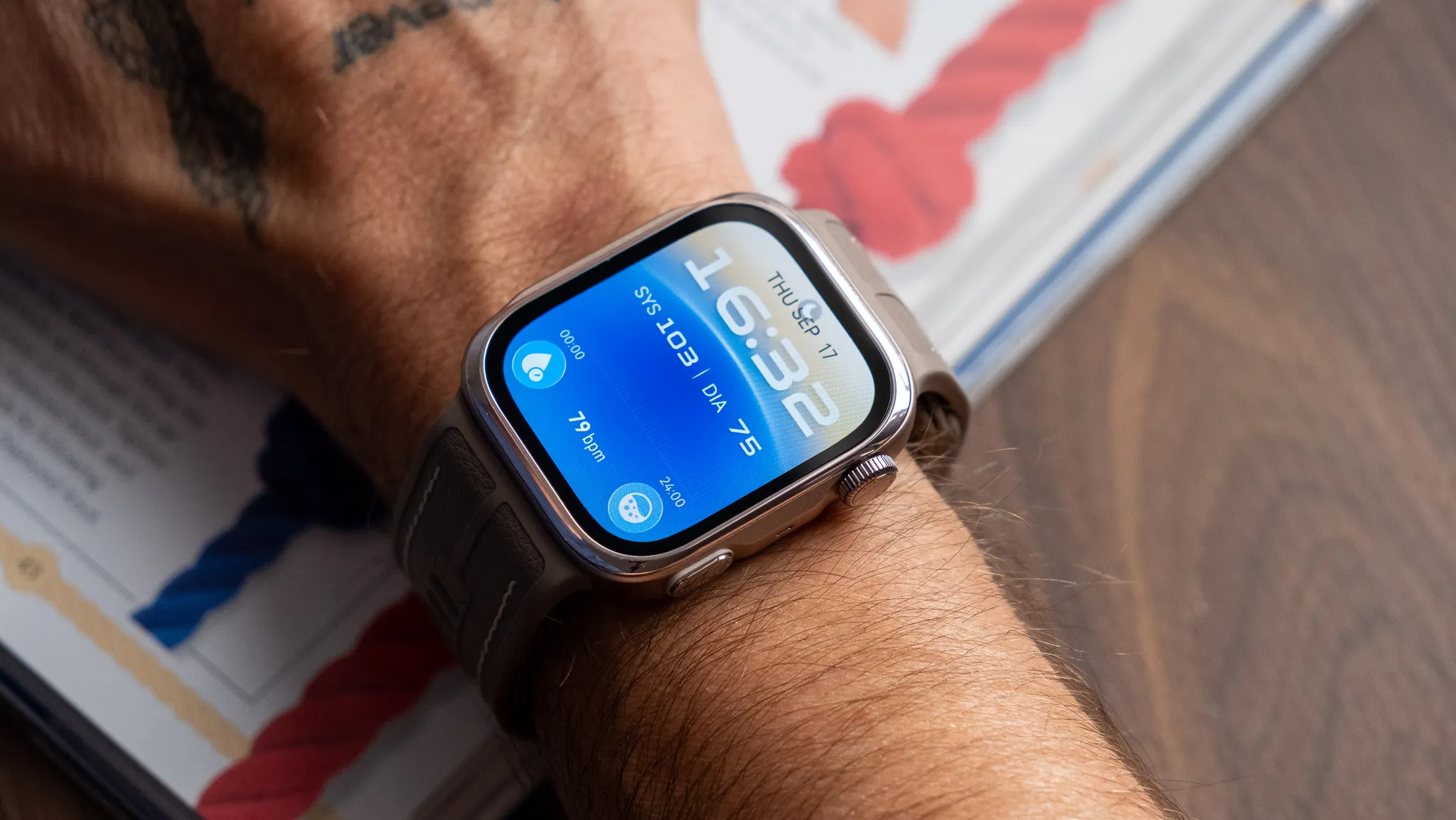 Huawei Watch D3 colocado en una muñeca con la esfera AMOLED encendida