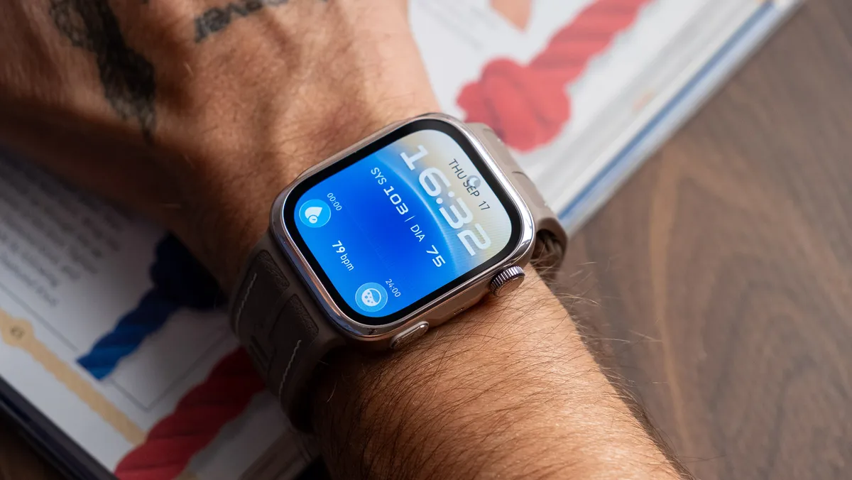 Huawei Watch D3 colocado en una muñeca con la esfera AMOLED encendida