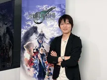 El director Naoki Hamaguchi posa ante un cartel de Final Fantasy VII Revelation