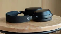 Auriculares Sennheiser Momentum 4 en color negro sobre una mesa