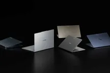 Cinco portátiles Googlebook de distintos fabricantes alineados sobre una superficie clara