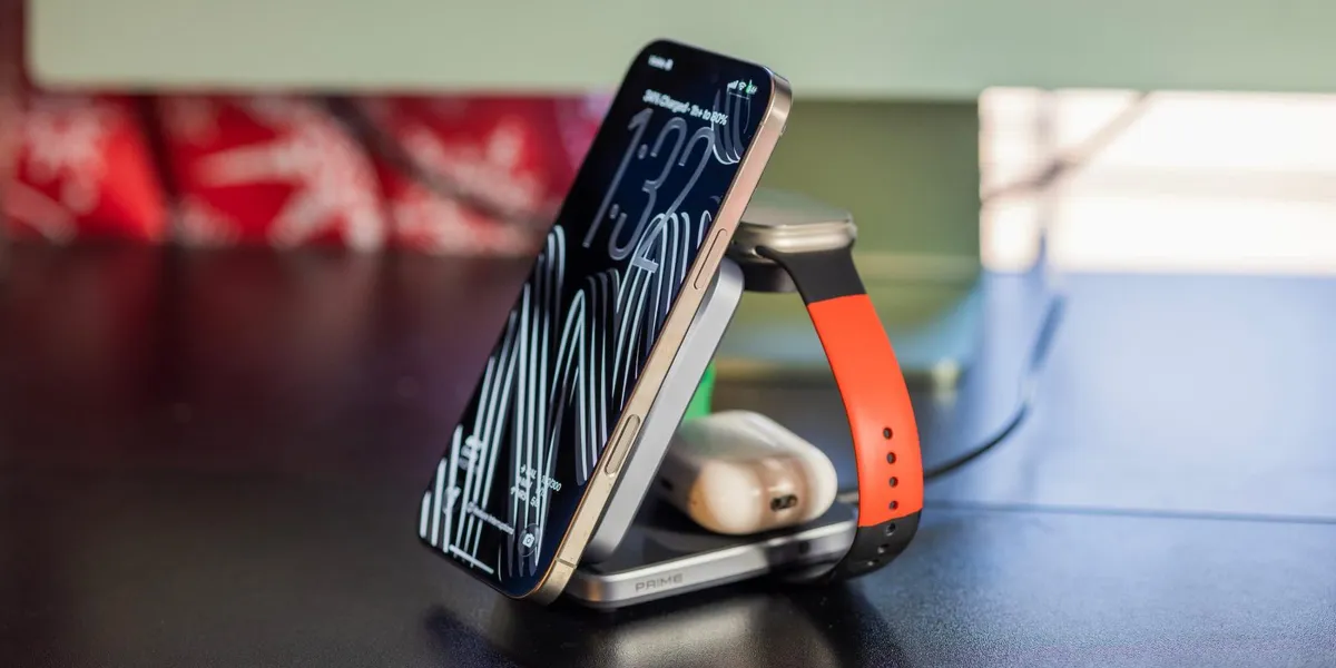 Cargador Anker Prime MagSafe 3 en 1 con un iPhone en el soporte y un Apple Watch y unos AirPods en la base