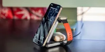 Cargador Anker Prime MagSafe 3 en 1 con un iPhone en el soporte y un Apple Watch y unos AirPods en la base