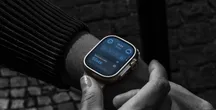 Apple Watch Ultra 4 con la pantalla encendida sobre fondo degradado