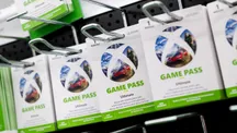 Mando de Xbox junto al logotipo de Xbox Game Pass