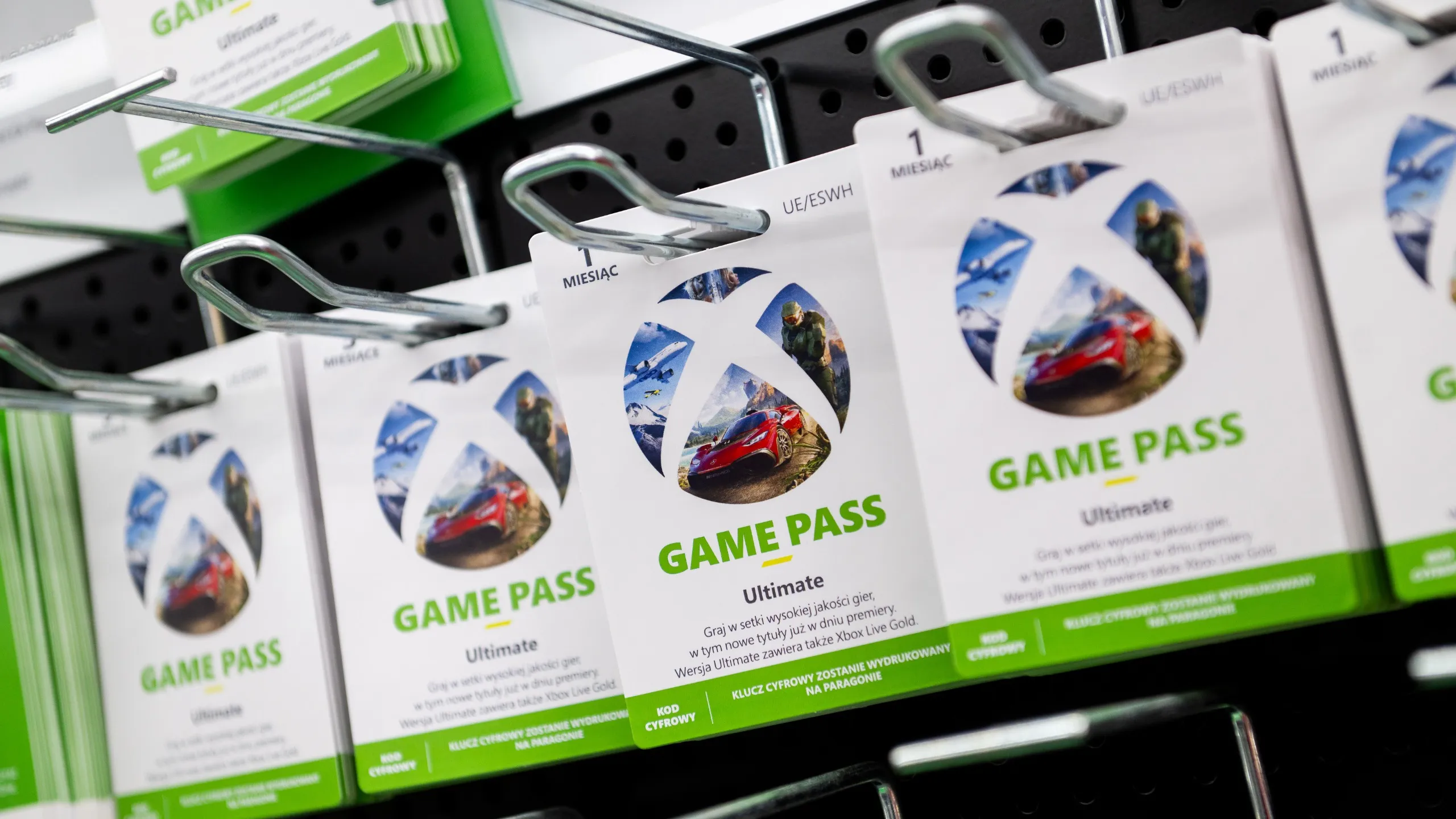 Mando de Xbox junto al logotipo de Xbox Game Pass