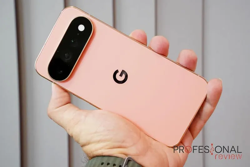 Parte trasera del Google Pixel 11 Pro XL con el módulo de cámaras y el logotipo de Google, sostenido con una mano