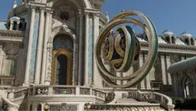 Escena del demo Zorah con un edificio monumental y una gran esfera armilar en primer plano