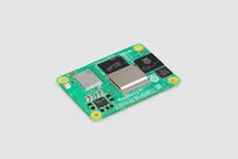 Placa del Raspberry Pi Compute Module 5 sobre fondo claro, con el chip de memoria y el procesador Broadcom soldados a la PCB verde