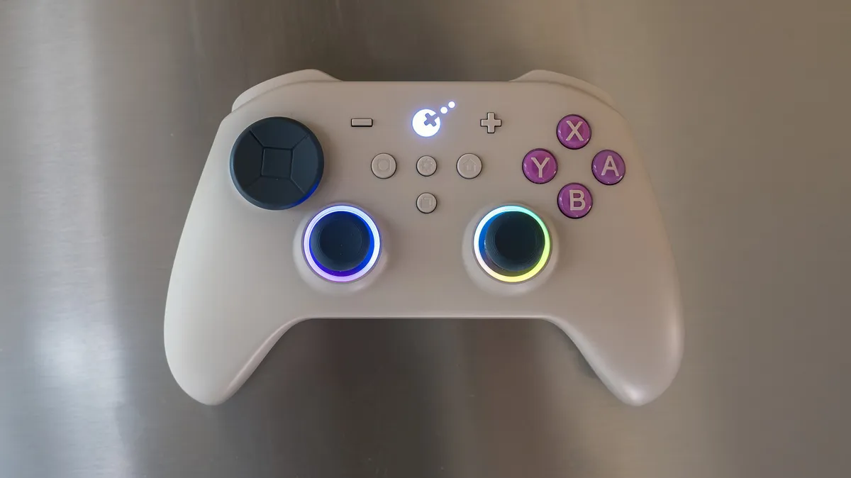 GuliKit TT Pro gris con botones morados y anillos iluminados alrededor de los sticks simétricos