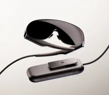 Vista de producto de las Meta VR Glasses y su puck de cómputo unidos por un cable trenzado