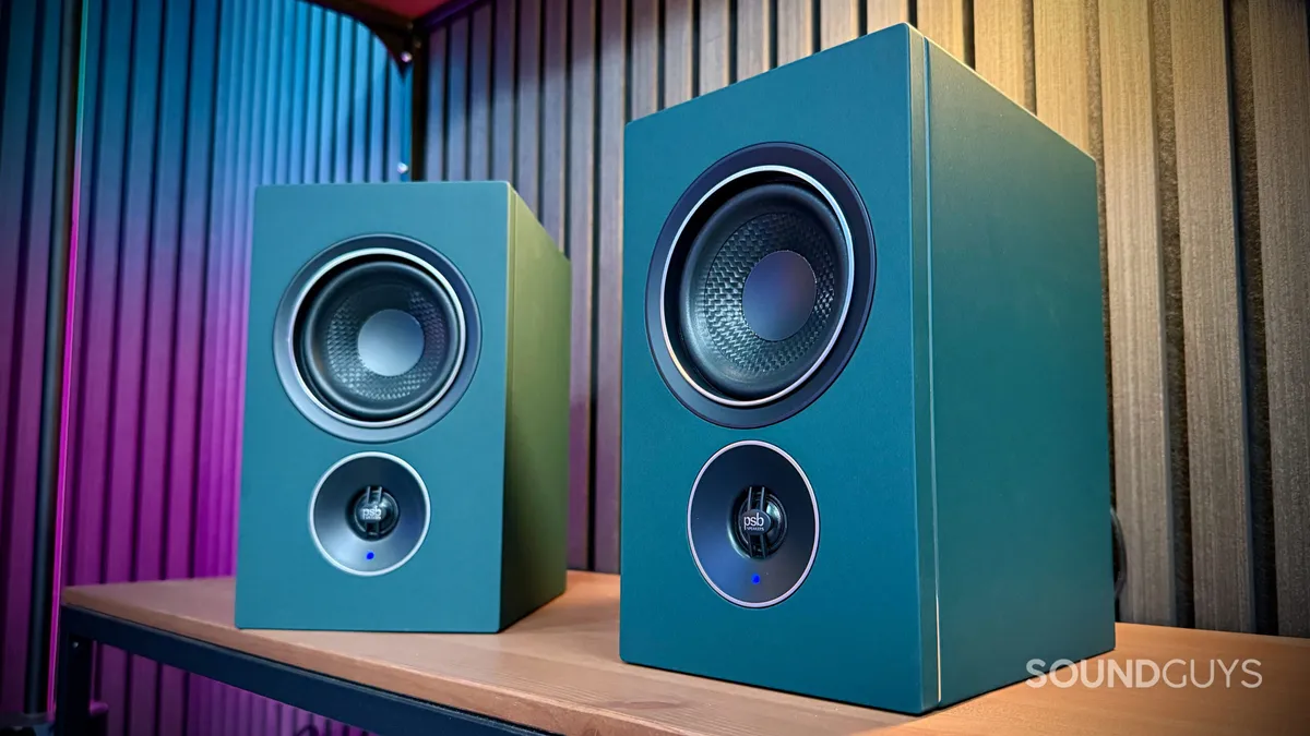Pareja de altavoces activos PSB iQ2 en acabado verde Boreal con el woofer y el tweeter a la vista