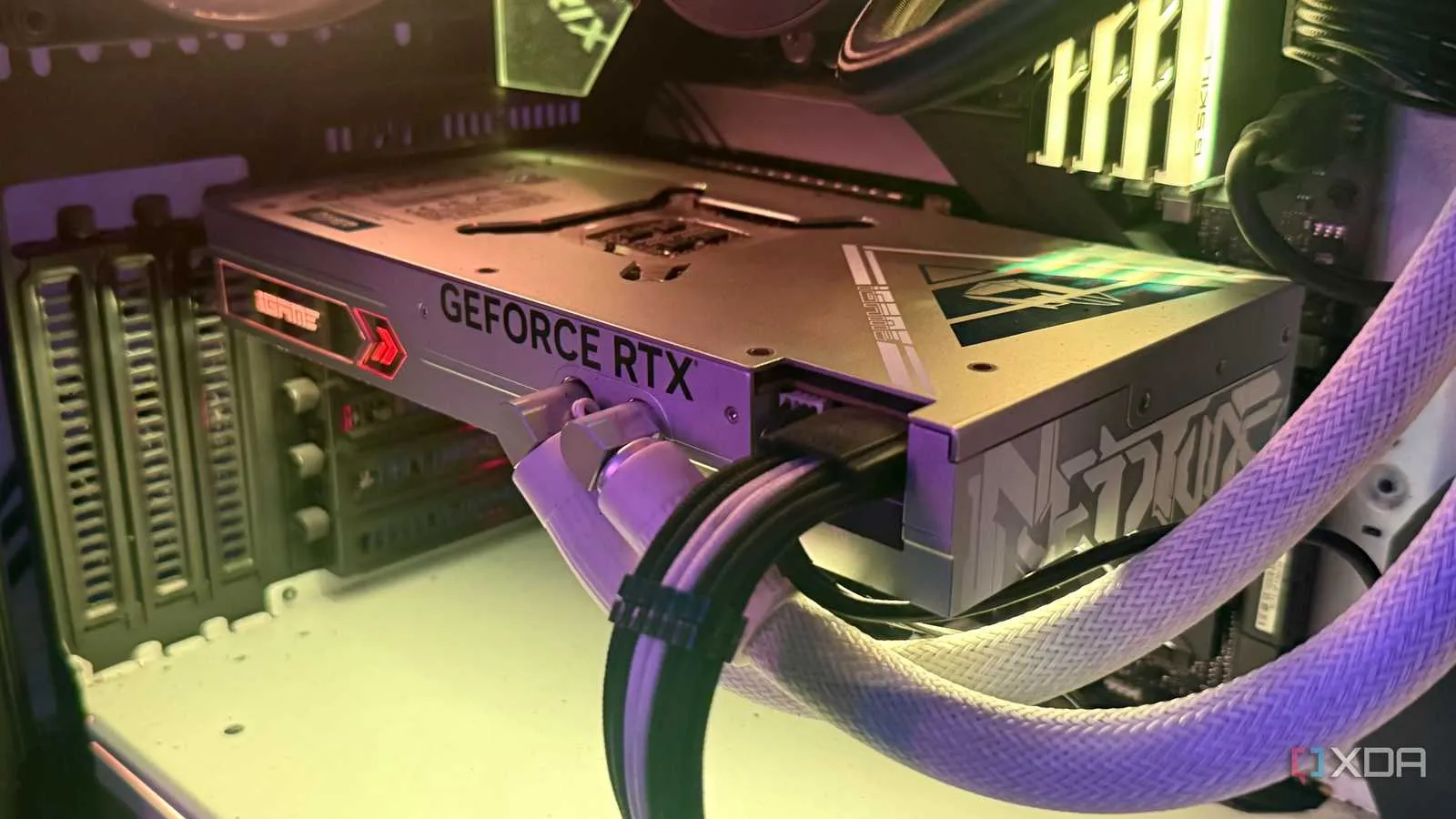 Tarjeta gráfica RTX 4090 con refrigeración líquida instalada dentro de una caja de PC