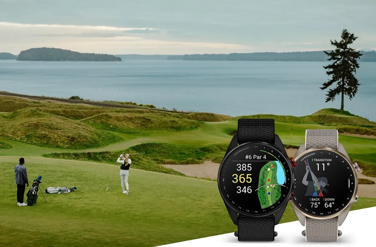 Dos relojes Garmin Approach S72 con correa de tela sobre un campo de golf junto al mar, con los datos del hoyo en la pantalla
