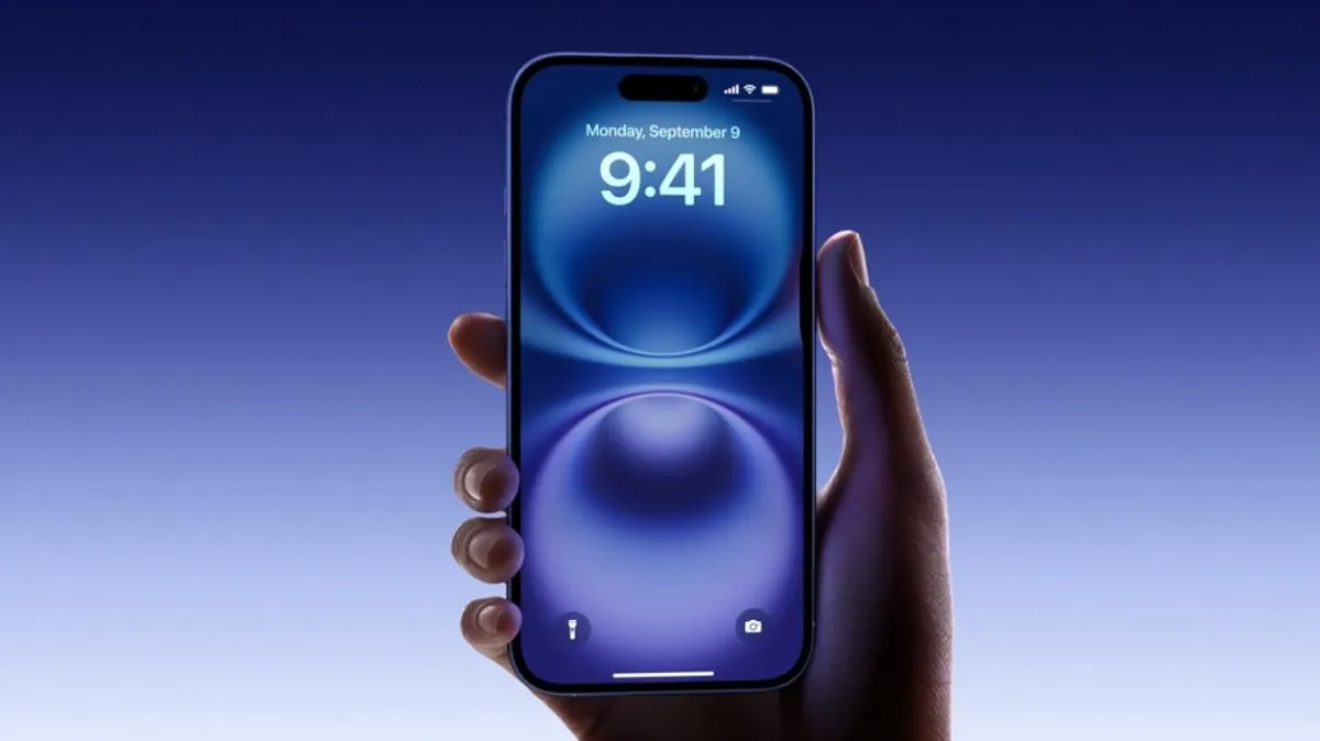 Mano sosteniendo un iPhone con fondo azul abstracto y la pantalla de bloqueo a la vista
