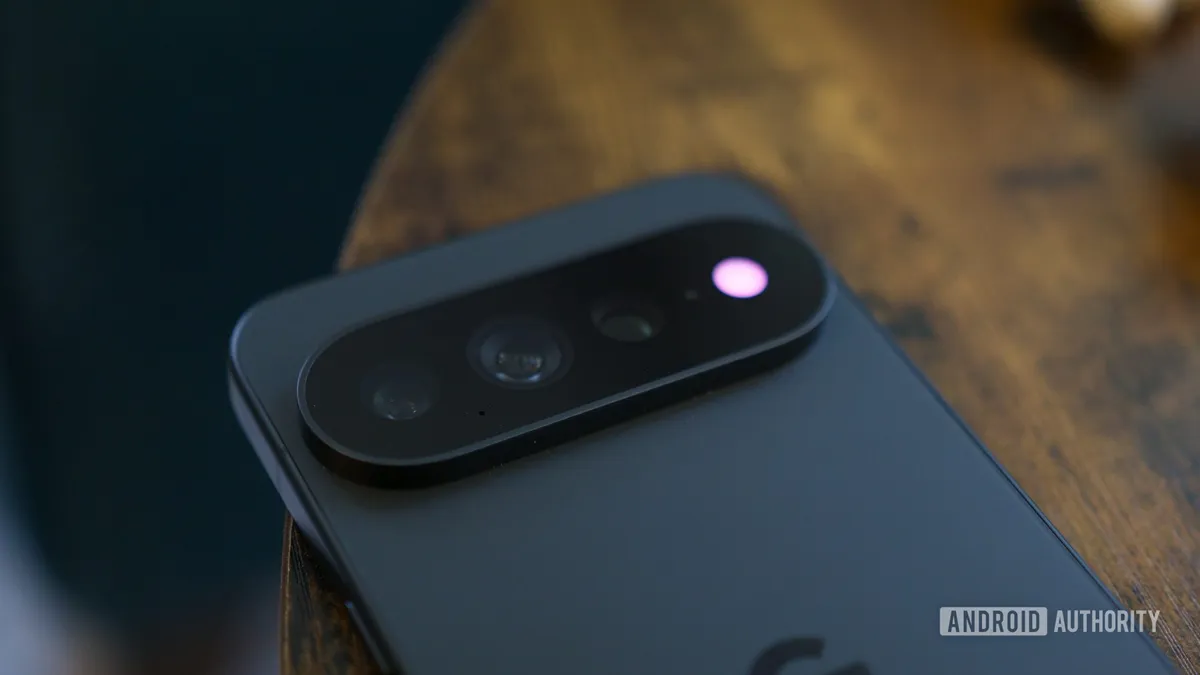 El LED HiLight del Pixel 11 Pro XL encendido en color rosa