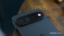El LED HiLight del Pixel 11 Pro XL encendido en color rosa