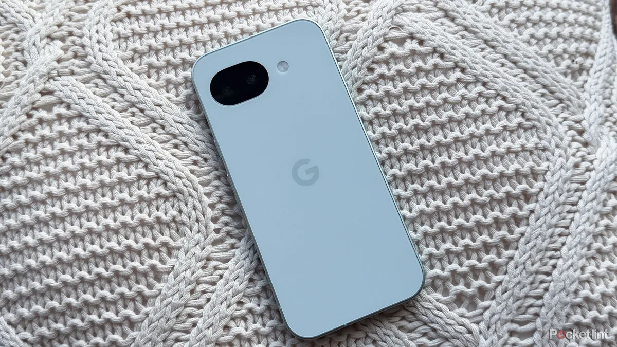 Parte trasera de un Google Pixel 10a, el modelo al que se parecería el Pixel 11a filtrado