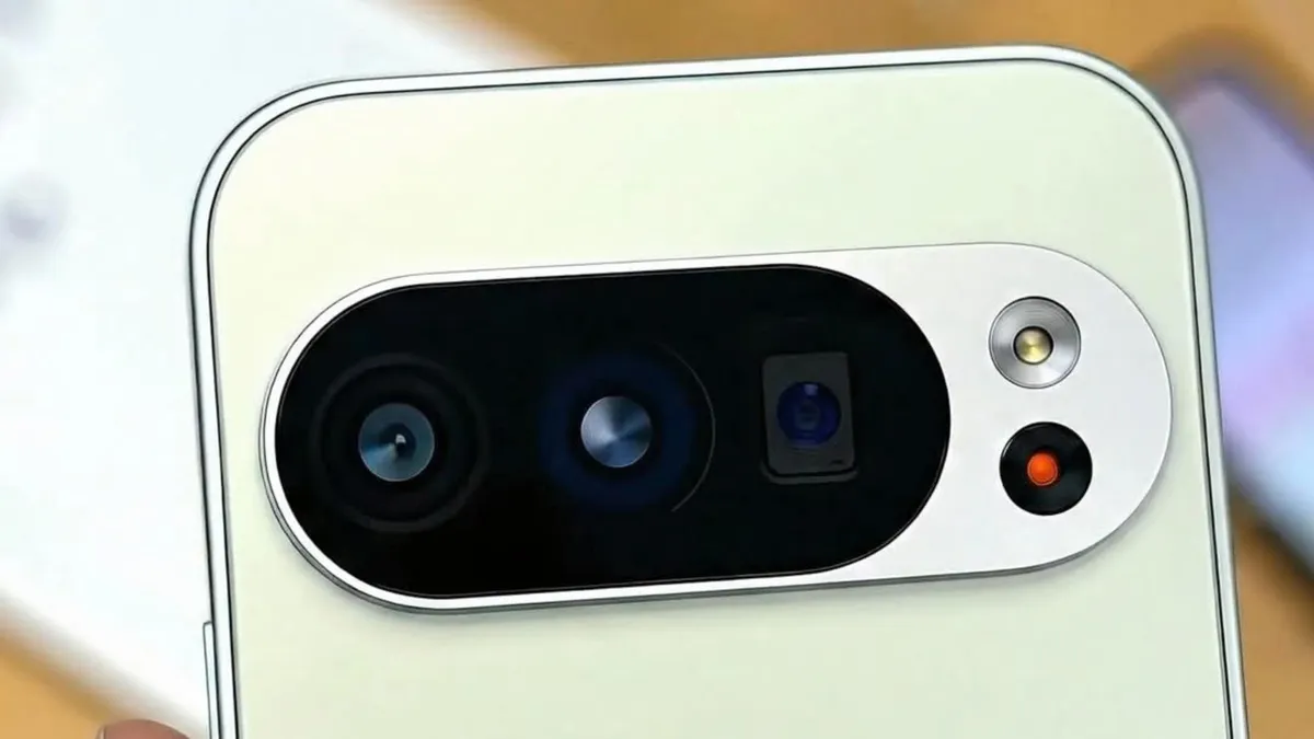 Primer plano de un móvil Pixel con la pantalla encendida