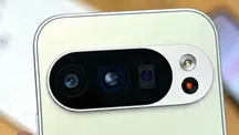 Primer plano de un móvil Pixel con la pantalla encendida