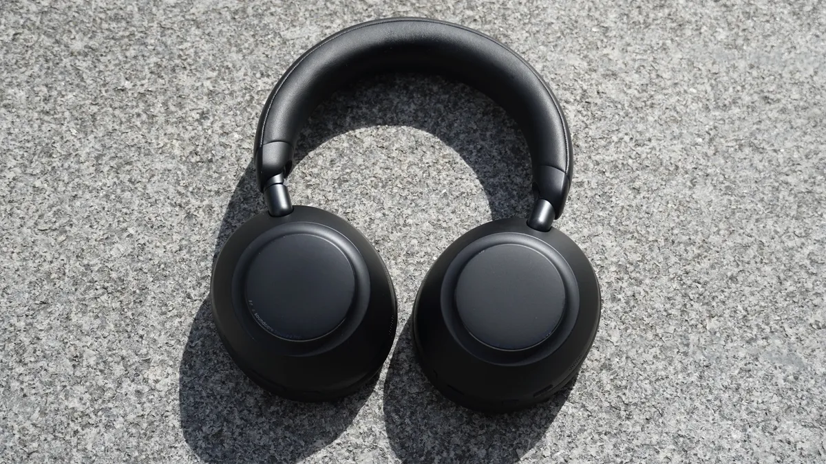 Auriculares Soundcore Space 2 Pro en negro sobre una superficie de piedra gris