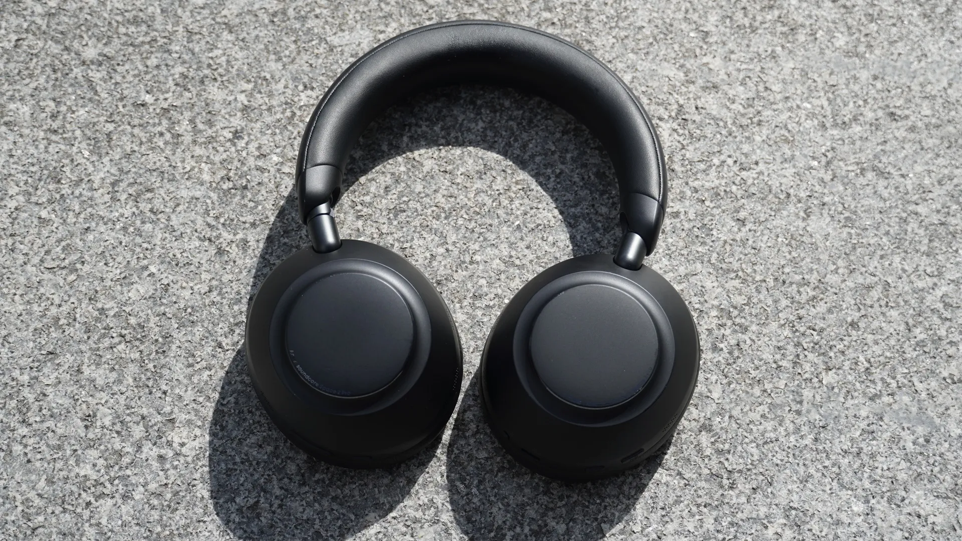 Auriculares Soundcore Space 2 Pro en negro sobre una superficie de piedra gris