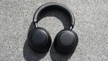 Auriculares Soundcore Space 2 Pro en negro sobre una superficie de piedra gris