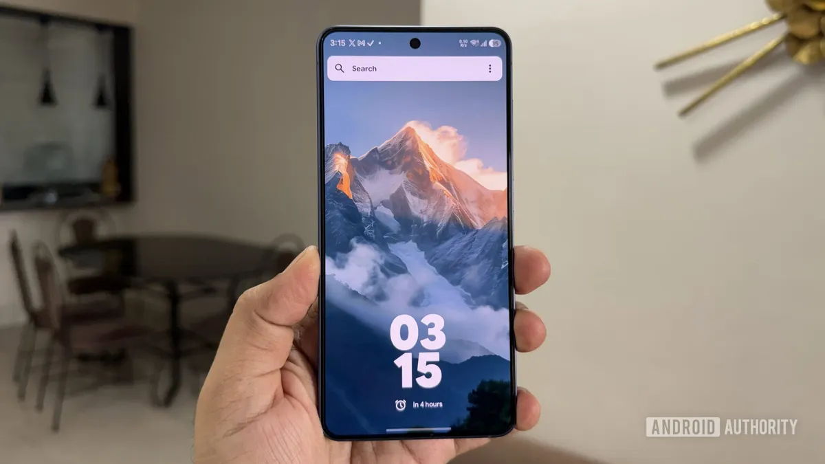 Un teléfono Galaxy sostenido en la mano muestra la pantalla de inicio del lanzador Kvaesitso
