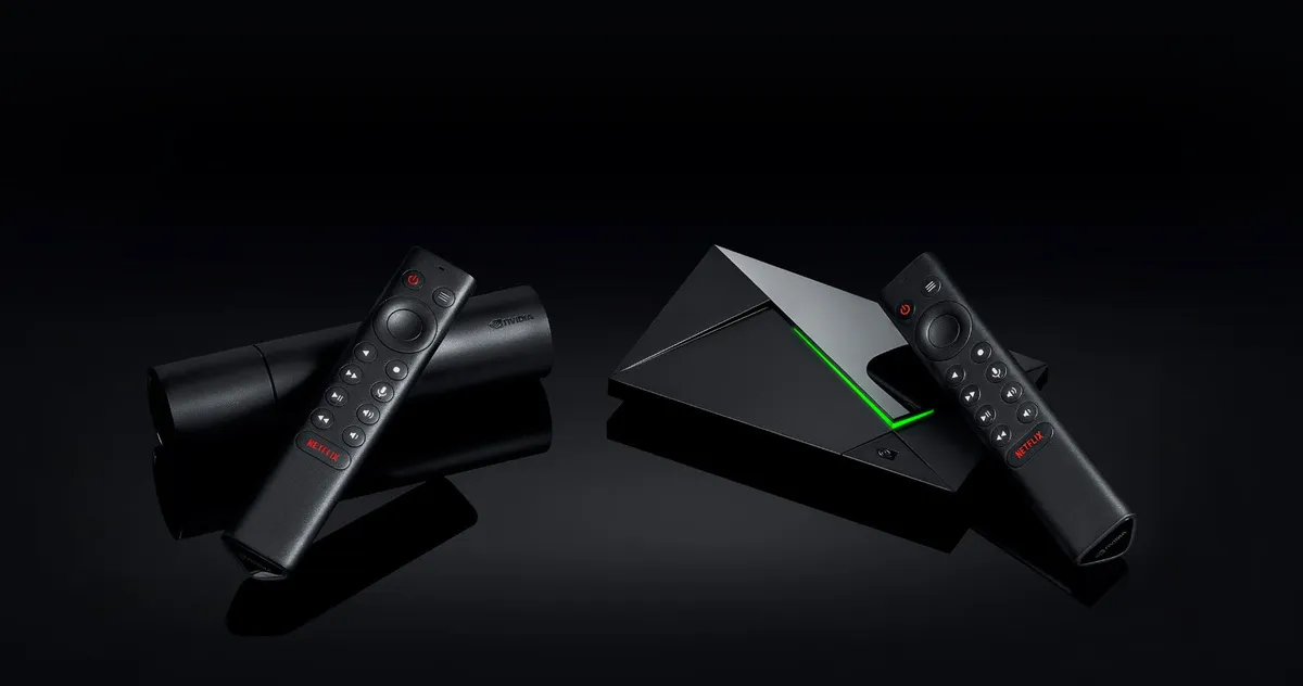Los reproductores NVIDIA Shield TV Pro y Shield TV junto a sus mandos, con el botón de Netflix visible.