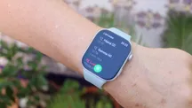 Redmi Watch 6 en la muñeca mostrando una llamada entrante en su pantalla AMOLED