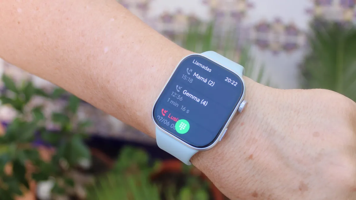 Redmi Watch 6 en la muñeca mostrando una llamada entrante en su pantalla AMOLED