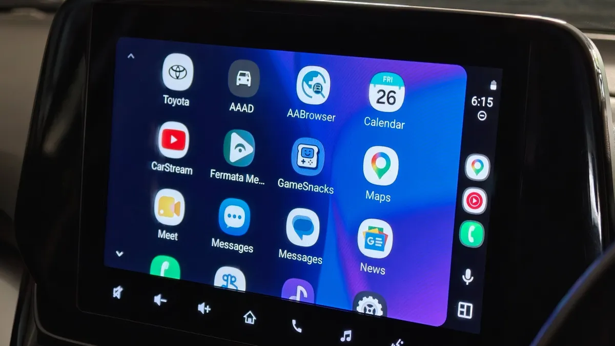Varias aplicaciones de terceros mostradas en la pantalla de un receptor Android Auto