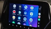 Varias aplicaciones de terceros mostradas en la pantalla de un receptor Android Auto