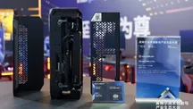 Placa base Maxsun Z890 Mini-ITX sin ranura PCIe x16 con la tarjeta gráfica conectada mediante cable MCIO